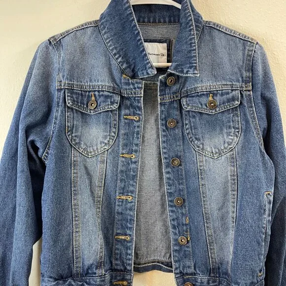 The Style Between Us Womens Medium Classic Blue Denim Jacket With Button Front - Picture 4 of 11